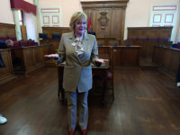 In ritardo per la conferenza, la disavventura della sindaca Forte: «Mi hanno portato via l’auto con il carro attrezzi»