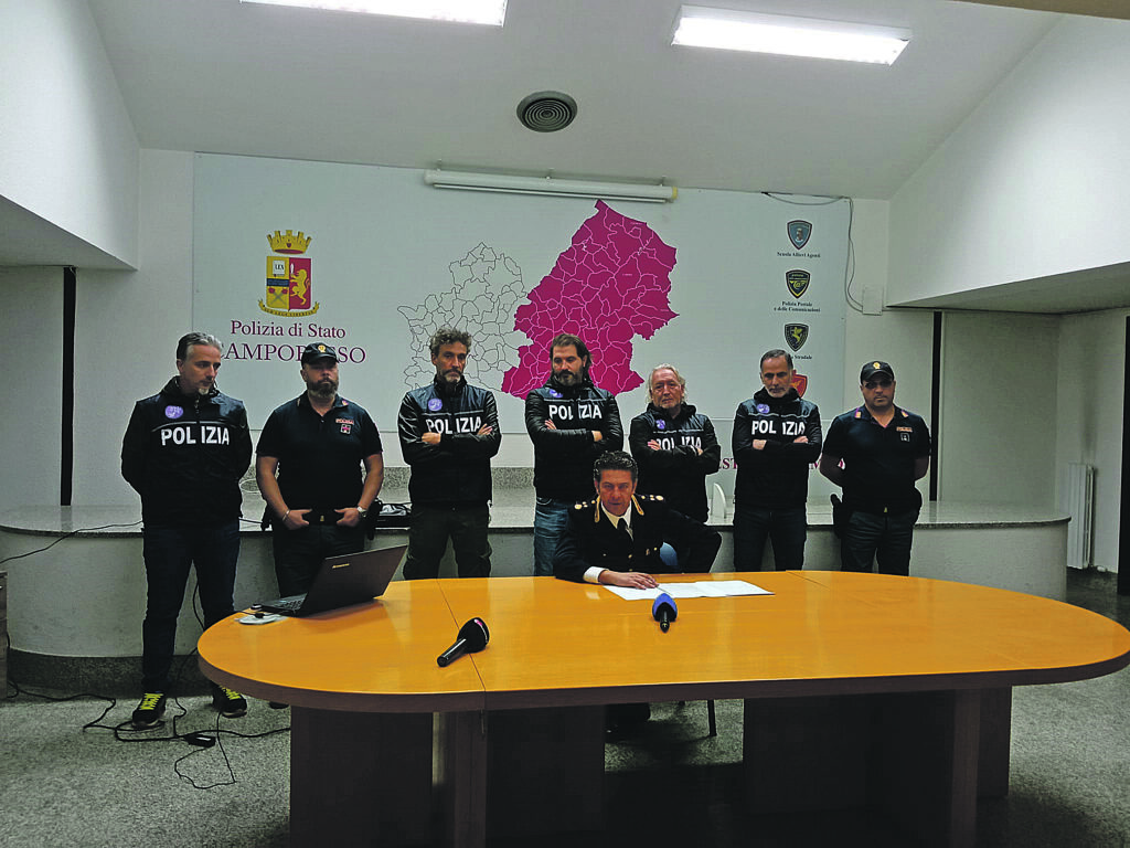 Minaccia un 65enne con un coltello, 30enne fermato dalla Squadra Mobile