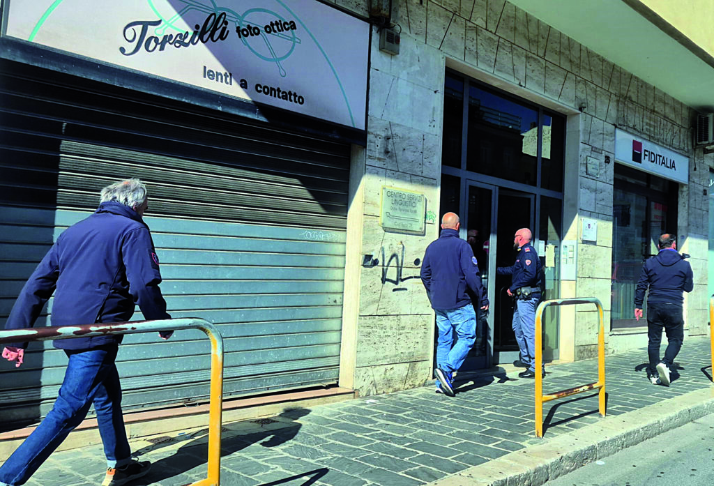 Accoltellato in centro, la Squadra Mobile al raffronto delle versioni