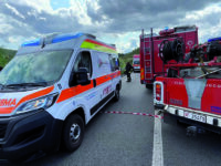 Schiacciato sotto una bisarca, 35enne in terapia intensiva