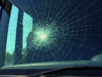 Colpito parabrezza del pullman, secondo episodio in un mese