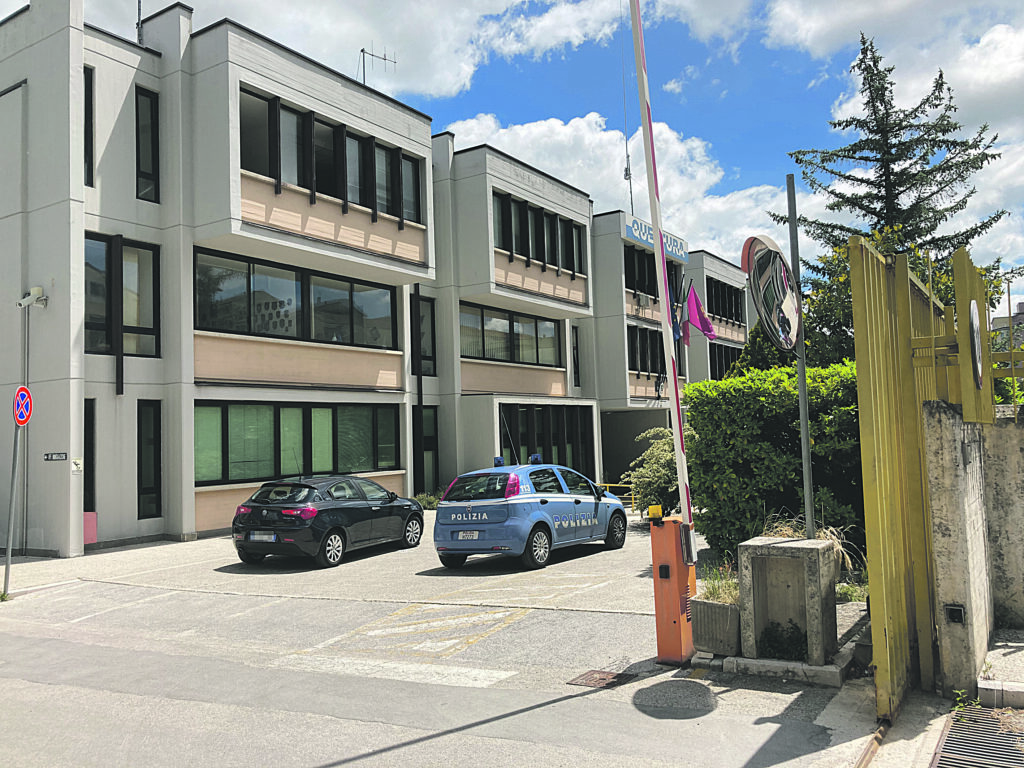 Aggredisce una donna nel parcheggio, 30enne denunciato a piede libero