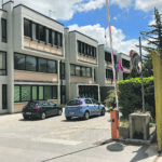 Aggredisce una donna nel parcheggio, 30enne denunciato a piede libero