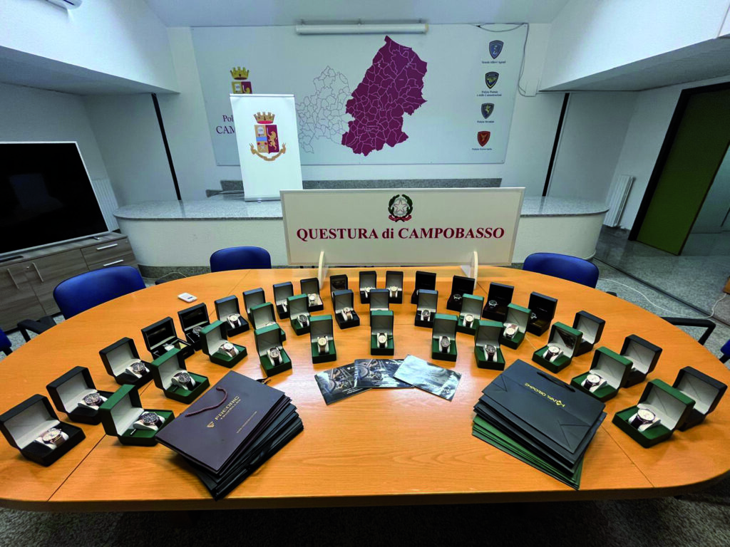 Vendeva orologi di lusso falsi, denunciato dalla Polizia