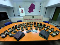 Vendeva orologi di lusso falsi, denunciato dalla Polizia