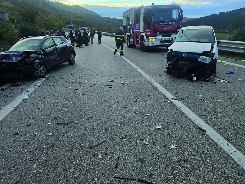 Violento impatto sulla statale 645: sei feriti, due in condizioni gravi