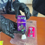 Hashish, contanti e un taser, padre e figlio fermati dalla Finanza: arresto e denuncia