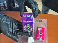 Hashish, contanti e un taser, padre e figlio fermati dalla Finanza: arresto e denuncia