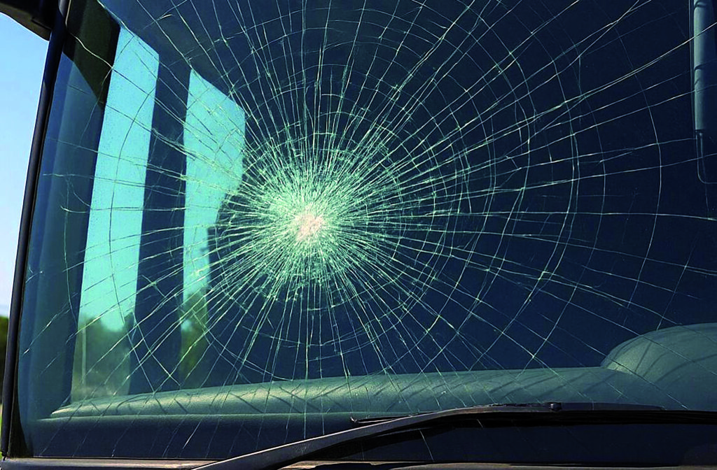 Bottiglia dal cavalcavia, indagini in corso: spunta un testimone