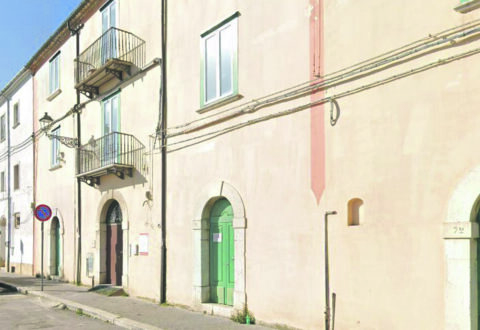 Centro antiviolenza, la guerra continua: Liberaluna imbocca la strada delle diffide