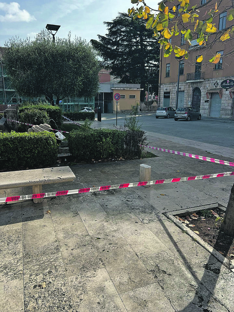 Isernia, distrutta la panchina del monumento di Cascella