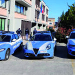 A tutta velocità su uno scooter, non si ferma all’alt e trascina un agente: 21enne ai domiciliari