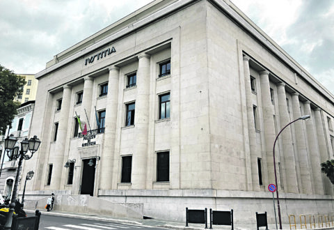 Perseguita e picchia un minore, fermato 47enne