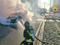 A fuoco Ford Fiesta, madre e bimba fuggono in tempo