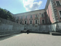 Lancia hashish e telefonino oltre le mura del carcere: arrestato