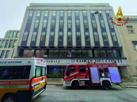 Paura in centro, scoppia un incendio alla Corte dei Conti: tutti in salvo