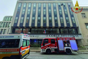 Paura in centro, scoppia un incendio alla Corte dei Conti: tutti in salvo