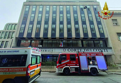 Paura in centro, scoppia un incendio alla Corte dei Conti: tutti in salvo