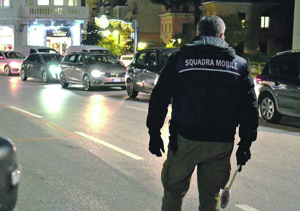 Maxi operazione della Mobile: arrestati in tre, sequestrati quasi due chili di marijuana