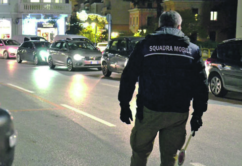 Maxi operazione della Mobile: arrestati in tre, sequestrati quasi due chili di marijuana