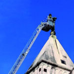 Corona di fiori sul campanile, l’omaggio all’Immacolata