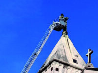 Corona di fiori sul campanile, l’omaggio all’Immacolata