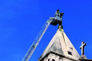 Corona di fiori sul campanile, l’omaggio all’Immacolata