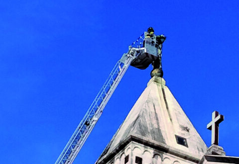 Corona di fiori sul campanile, l’omaggio all’Immacolata