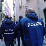Si finge il nipote e truffa due anziani: arrestato