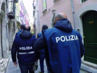 Si finge il nipote e truffa due anziani: arrestato