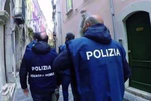 Si finge il nipote e truffa due anziani: arrestato