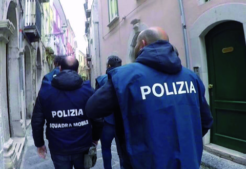 Si finge il nipote e truffa due anziani: arrestato