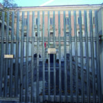 Aggredisce una donna fuori dal supermercato, in manette