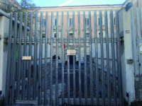 Aggredisce una donna fuori dal supermercato, in manette