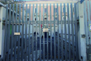 Aggredisce una donna fuori dal supermercato, in manette