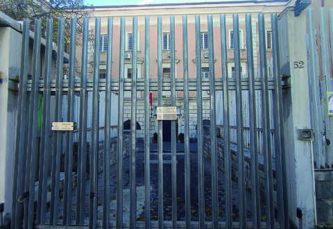 Aggredisce una donna fuori dal supermercato, in manette