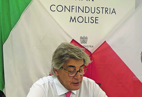 Confindustria non fa sconti: tenuta economica e sociale a rischio