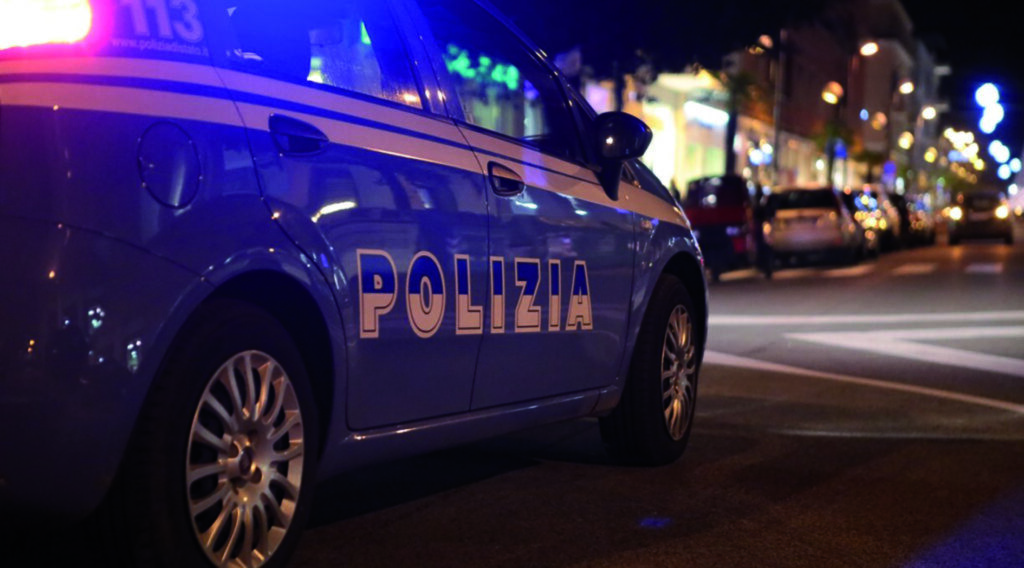 Sfonda il posto di blocco e scappa: 40enne in manette