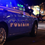 Sfonda il posto di blocco e scappa: 40enne in manette