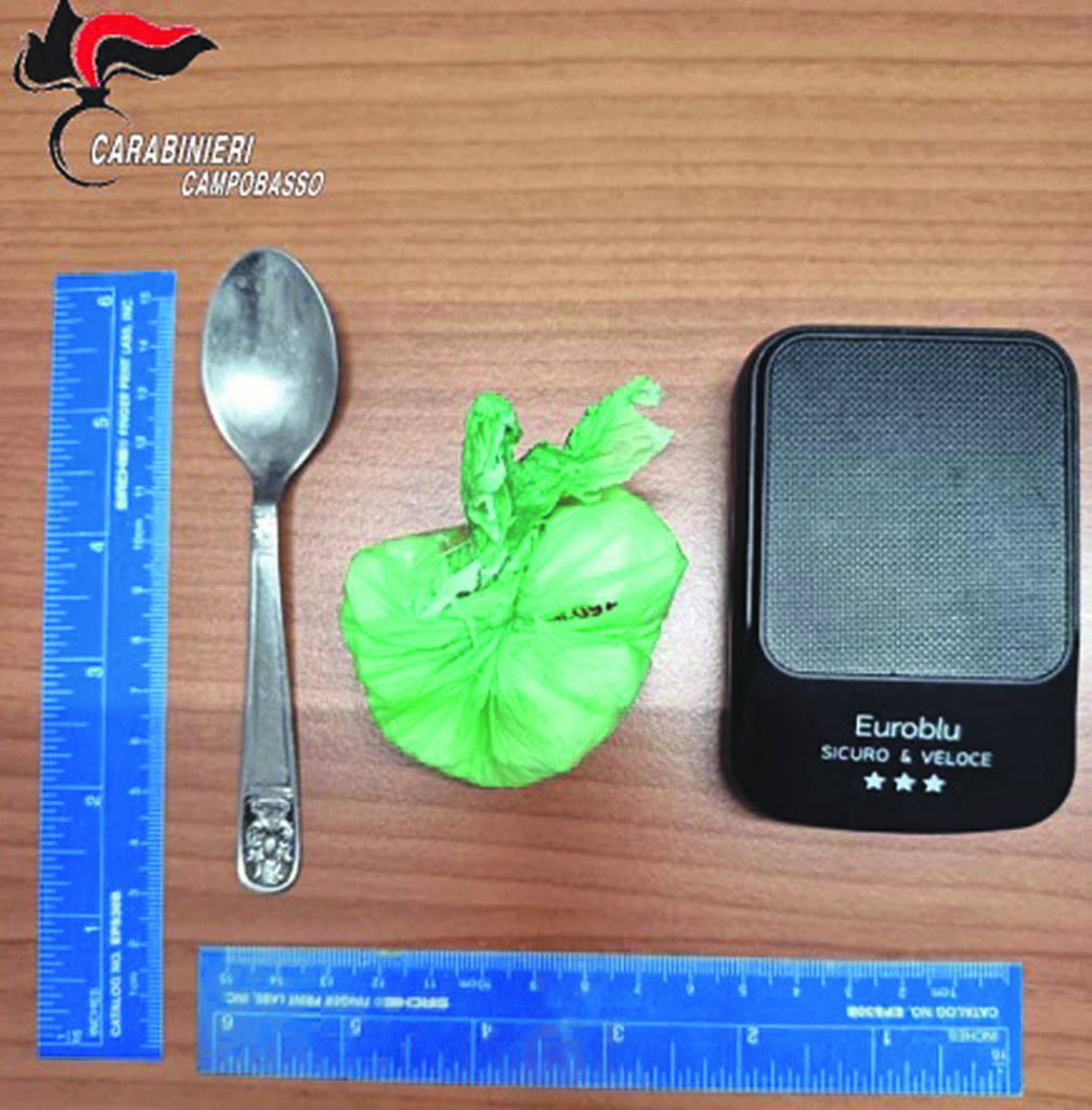 Trovato con cocaina e bilancino, arrestato un giovane: l’Arma intensifica i controlli