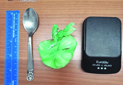 Trovato con cocaina e bilancino, arrestato un giovane: l’Arma intensifica i controlli