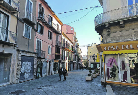 Il Comune scommette sul centro storico: 100mila euro per rialzare le saracinesche
