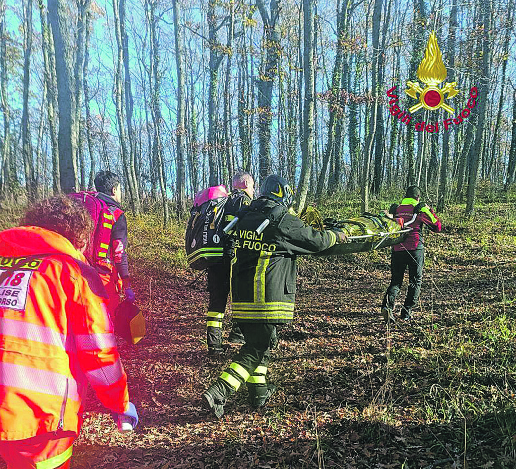 Cade dalla mountain bike su un sentiero nel bosco, salvato dai Vigili del fuoco