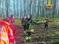 Cade dalla mountain bike su un sentiero nel bosco, salvato dai Vigili del fuoco