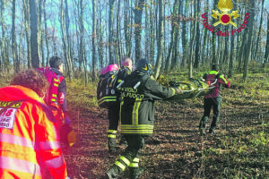 Cade dalla mountain bike su un sentiero nel bosco, salvato dai Vigili del fuoco