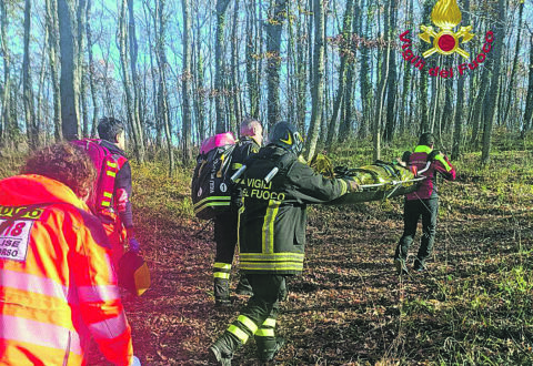 Cade dalla mountain bike su un sentiero nel bosco, salvato dai Vigili del fuoco