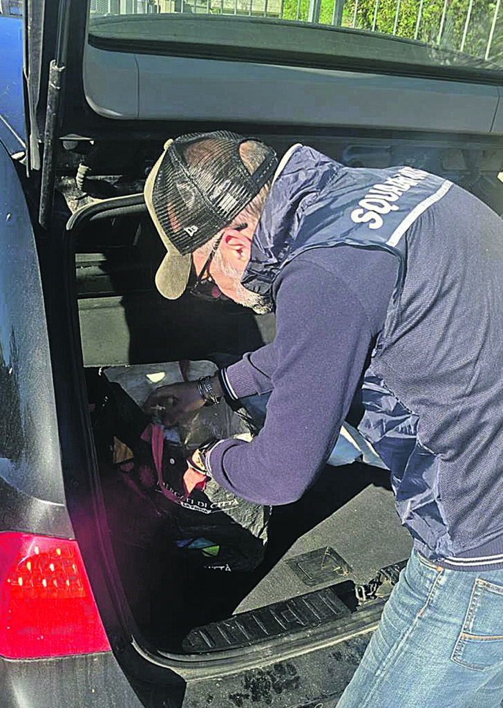 Lotta allo spaccio: sequestrati due chili di marijuana, coppia di pusher in manette