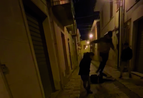 Baby gang pesta 14enne, il video sconvolge il paese