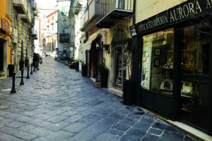 Torna la fiducia tra i consumatori, l’appello di Confcommercio: per Natale comprate sotto casa