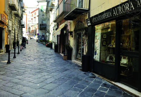 Torna la fiducia tra i consumatori, l’appello di Confcommercio: per Natale comprate sotto casa